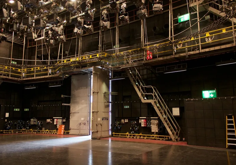 Koncert- és televíziós műsorvilágosító gyakorlati oktatás — televíziós stúdió világítási rácsa és rigging-rendszere